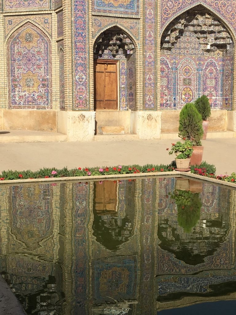 iran-shiraz-mezquita-rosa-estanque