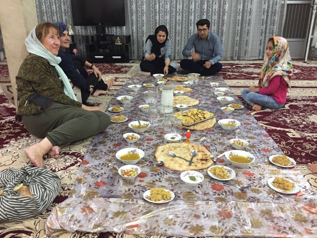 iran-comiendo-en-familia