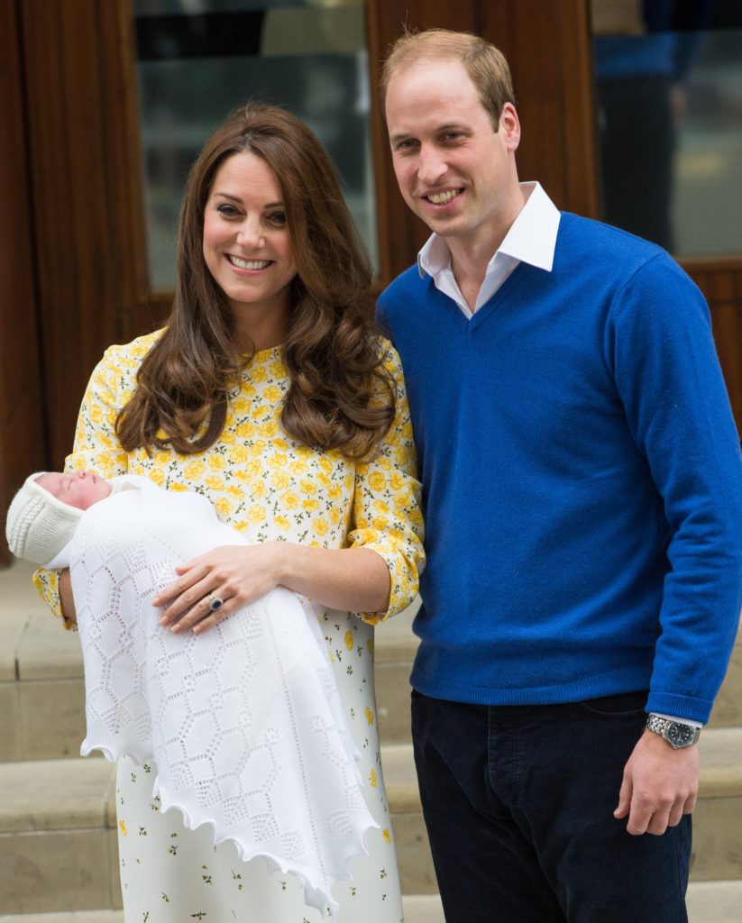 Los Duques de Cambridge a la salida del hospital cuando nació su hija Charlotte