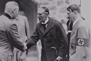 chamberlain-departiendo-con-hitler-y-otros-jerarcas-nazis