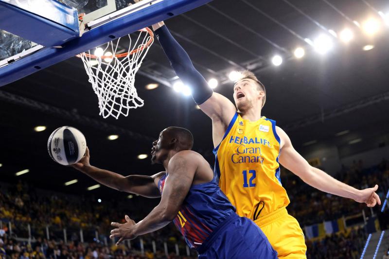 El pivot del Herbalife Gran Canaria Ondrej Balvin intenta taponar el lanzamiento de Rakim Sanders, del F.C. Barcelona Lassa, durante la segunda semifinal de la Copa del Rey de Baloncesto que se disputa esta tarde en el Gran Canaria Arena.