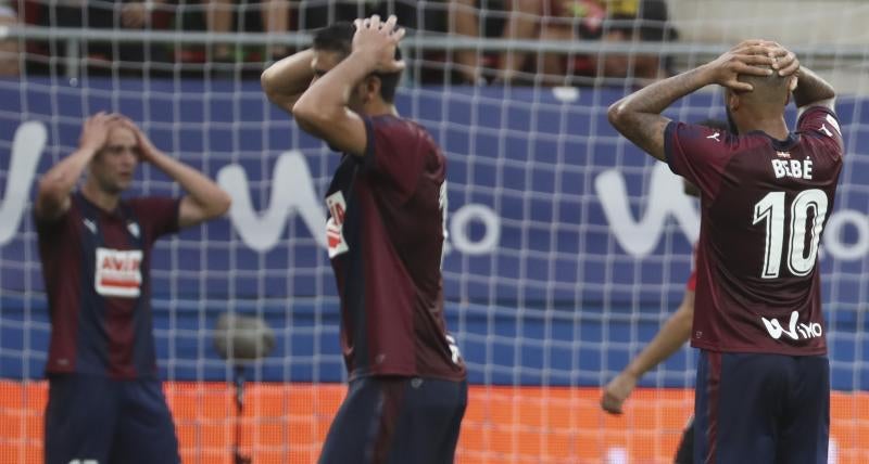 GRA206. EIBAR (GUIPÚZCOA), 27/08/2017.- Los jugadores del Eibar se lamentan por una ocasión perdida ante el Athletic durante el partido correspondiente a la segunda jornada de LaLiga Santander disputado hoy en el estadio de Ipurúa. EFE/Juan Herrero