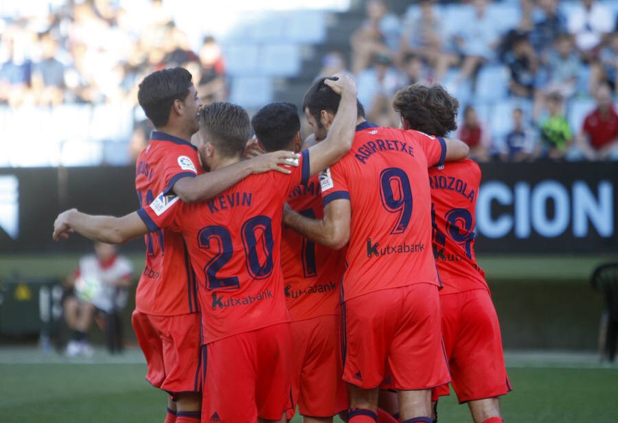 Los jugadores de la Real celebran el gol de Willian José ante el Celta.