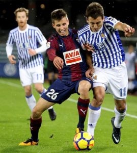 Oyarzabal (d) , lucha un balón con Sarriegi (i), durante el derbi en Anoeta. (EFE/Juan Herrero).