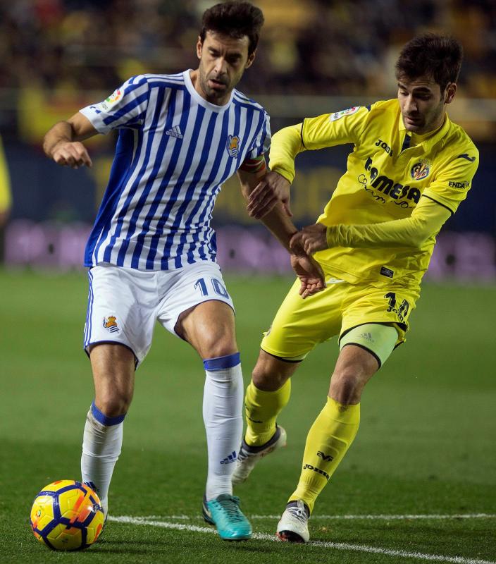 El centrocampista de la Real Sociedad Xabi Prieto (i) lucha el balón con Manu Trigueros, centrocampista del Villarreal EFE/ Domenech Castelló