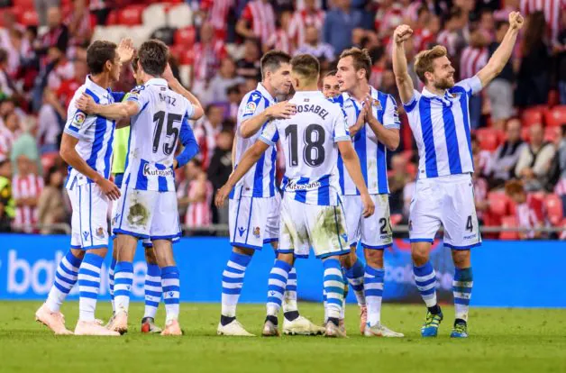 Los jugadores de la Real celebran la victoria frente al Athletic. EFE