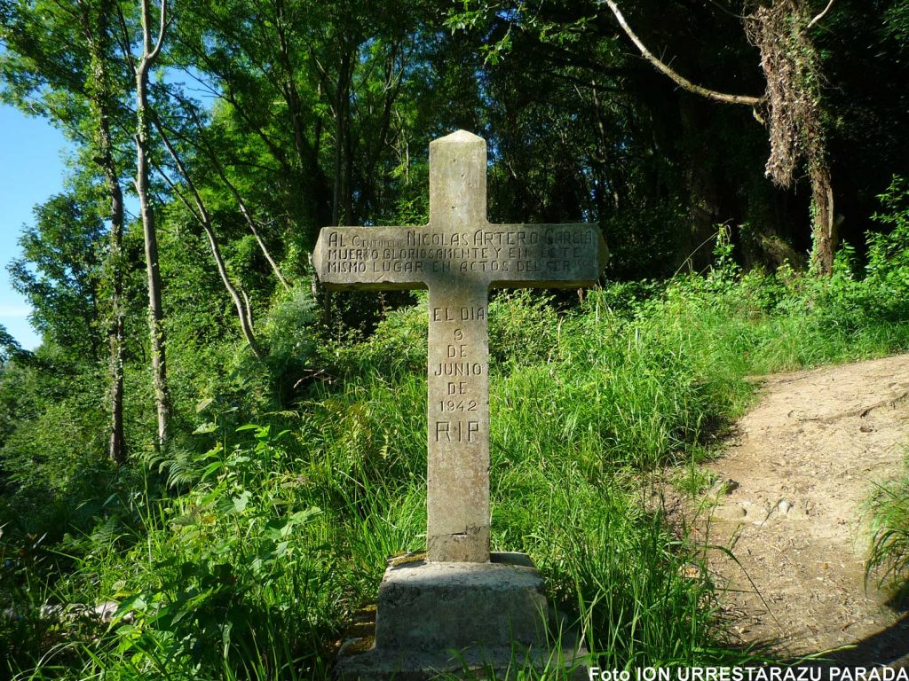 La cruz con la inscripción que se puede ver en el parque de Ametzagaña. / I.U.