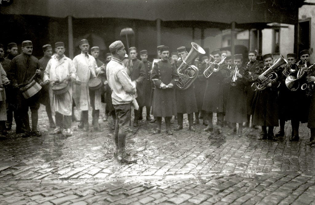 La banda del regimiento Sicilia tocando en el patio del cuartel de San Telmo. Kutxateka.